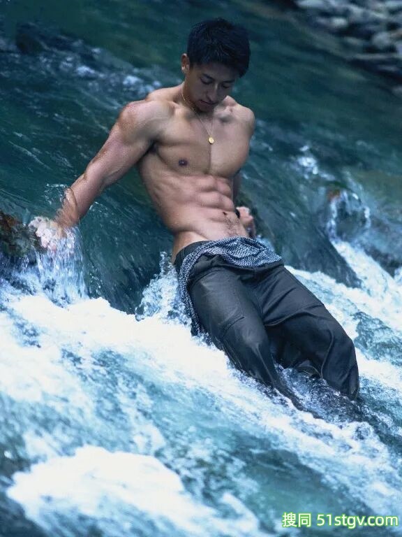 八块腹肌，黑皮体育生 - 51虹马