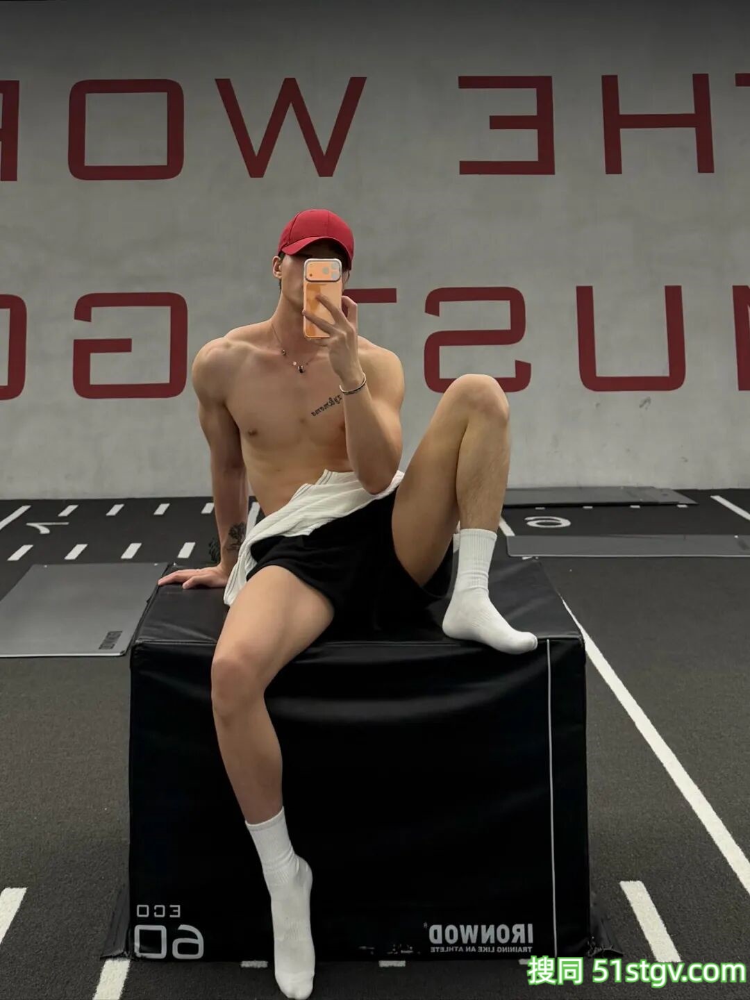 精瘦薄肌帅哥，又长又直的美腿 - 51虹马