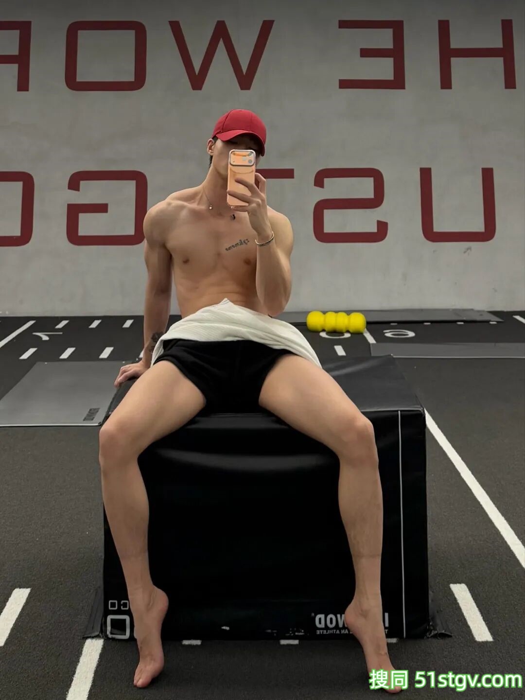 精瘦薄肌帅哥，又长又直的美腿 - 51虹马