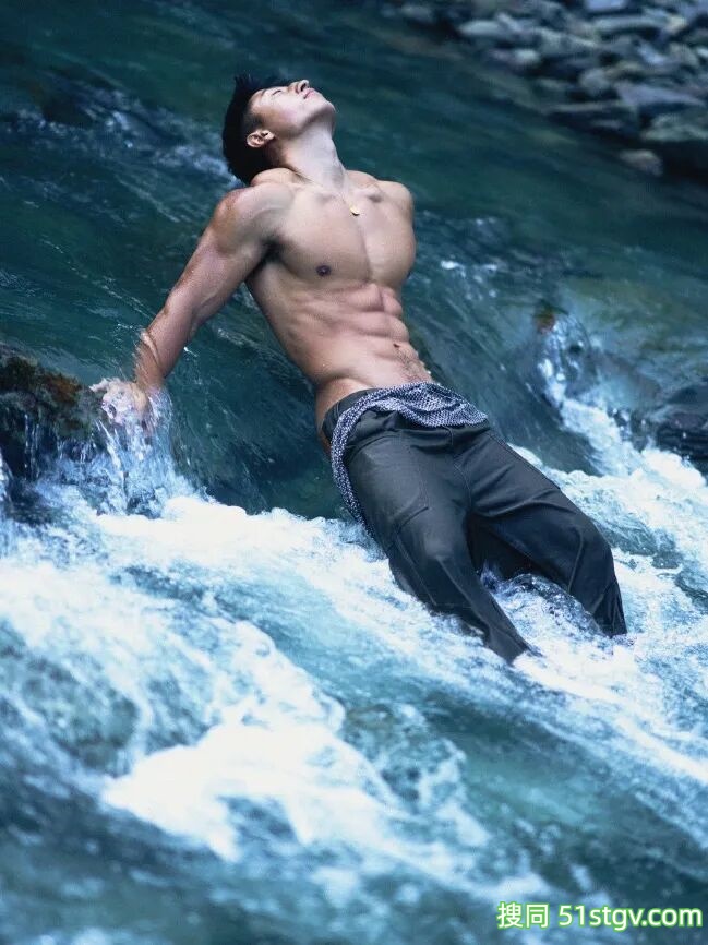 八块腹肌，黑皮体育生 - 51虹马