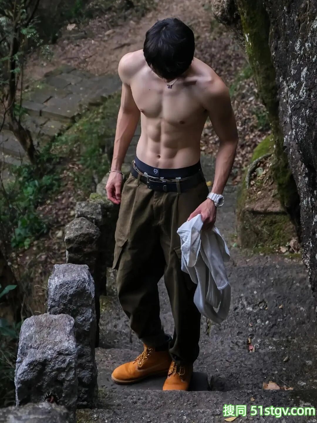 精瘦腹肌小哥哥，阳光帅气 - 51虹马