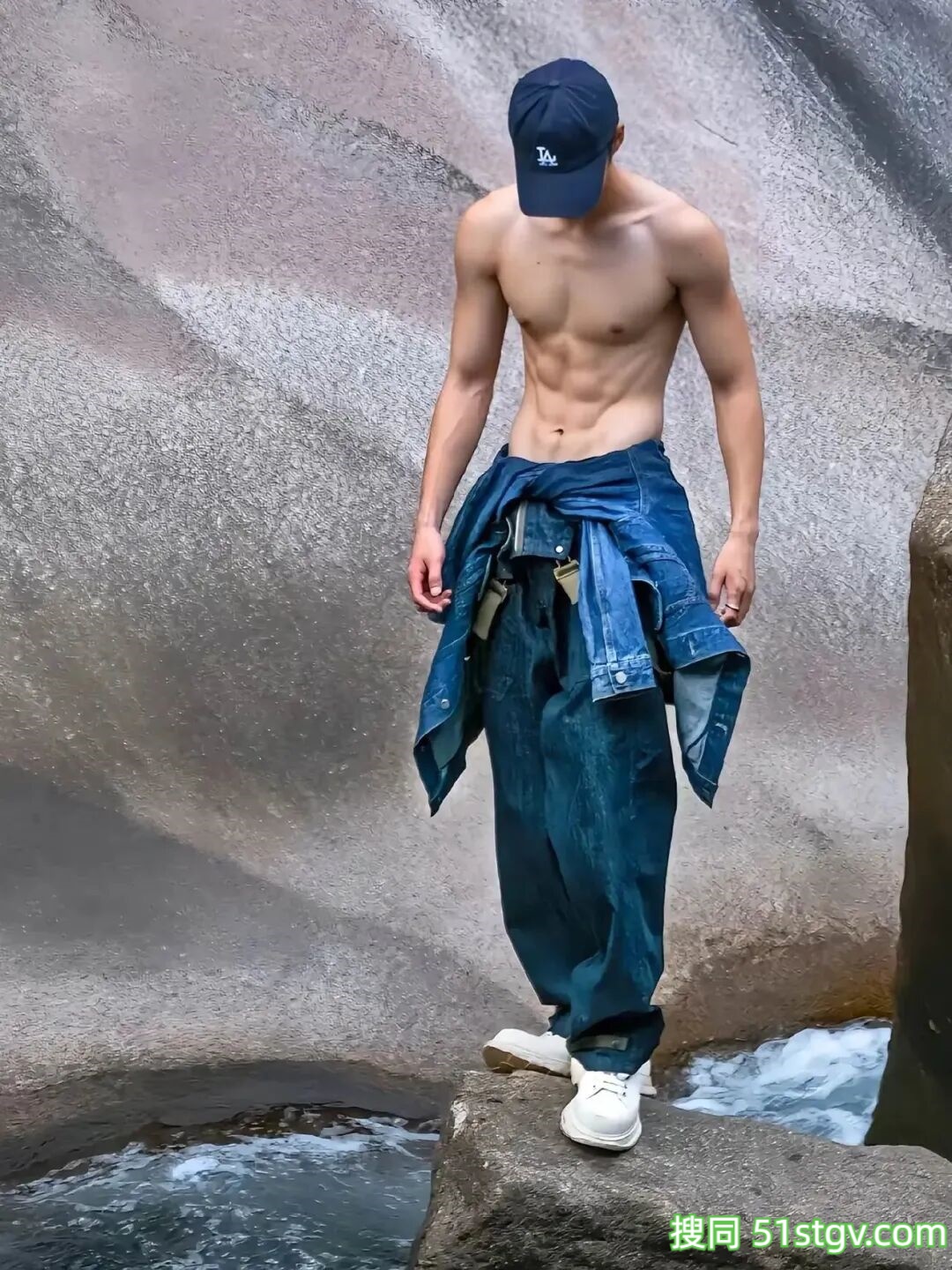 精瘦腹肌小哥哥，阳光帅气 - 51虹马