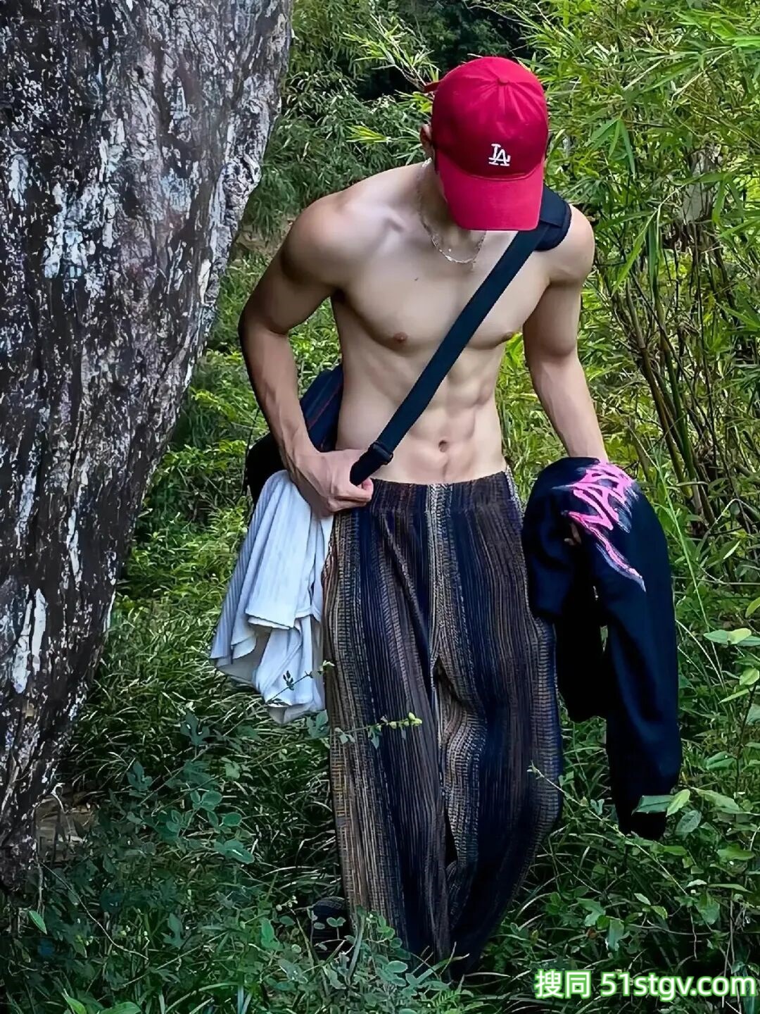 精瘦腹肌小哥哥，阳光帅气 - 51虹马