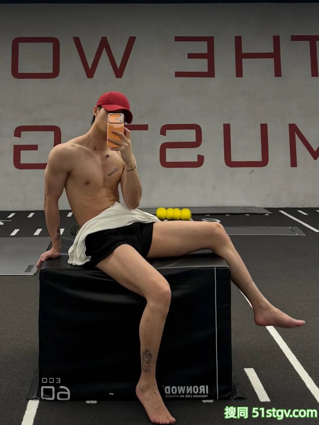 精瘦薄肌帅哥，又长又直的美腿 - 51虹马