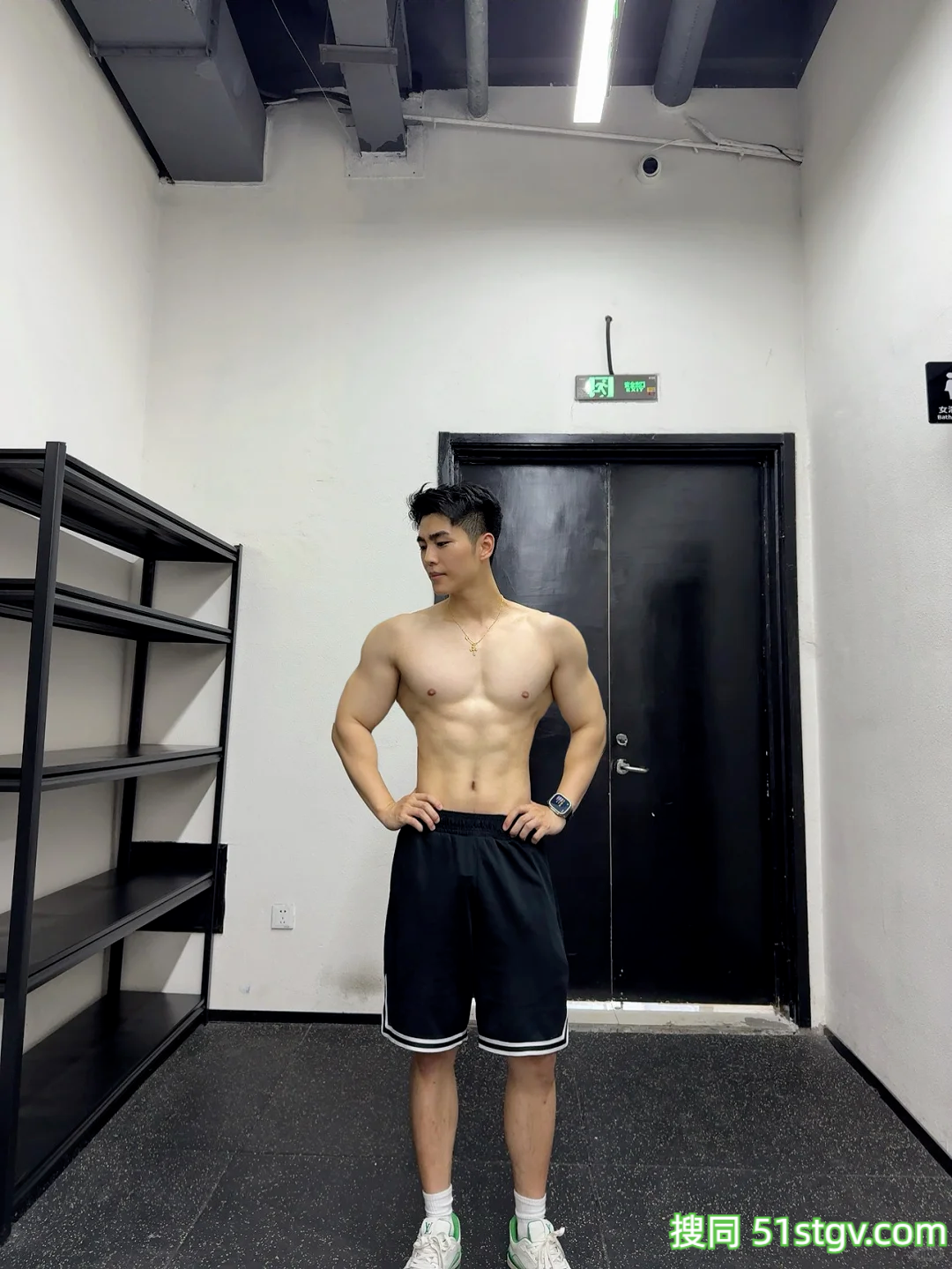 29岁浙江健身博主，奶乎白皮脸蛋，狼狗刚猛纯欲肌肉，这神仙身材直男都心动-51虹马