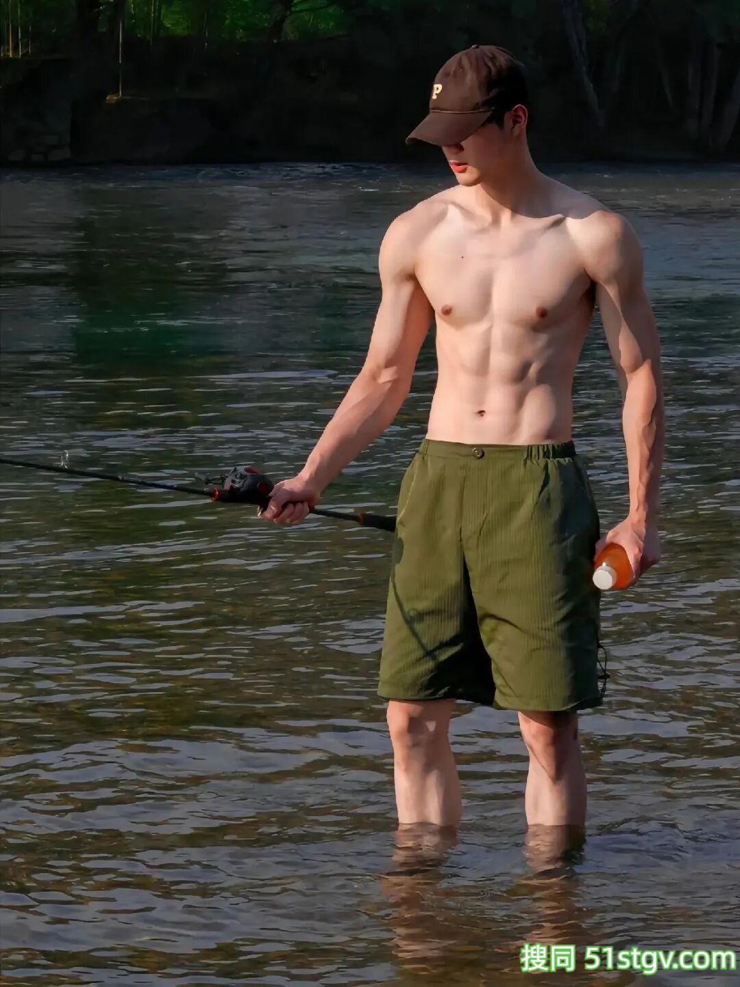 精瘦腹肌小哥哥，阳光帅气 - 51虹马