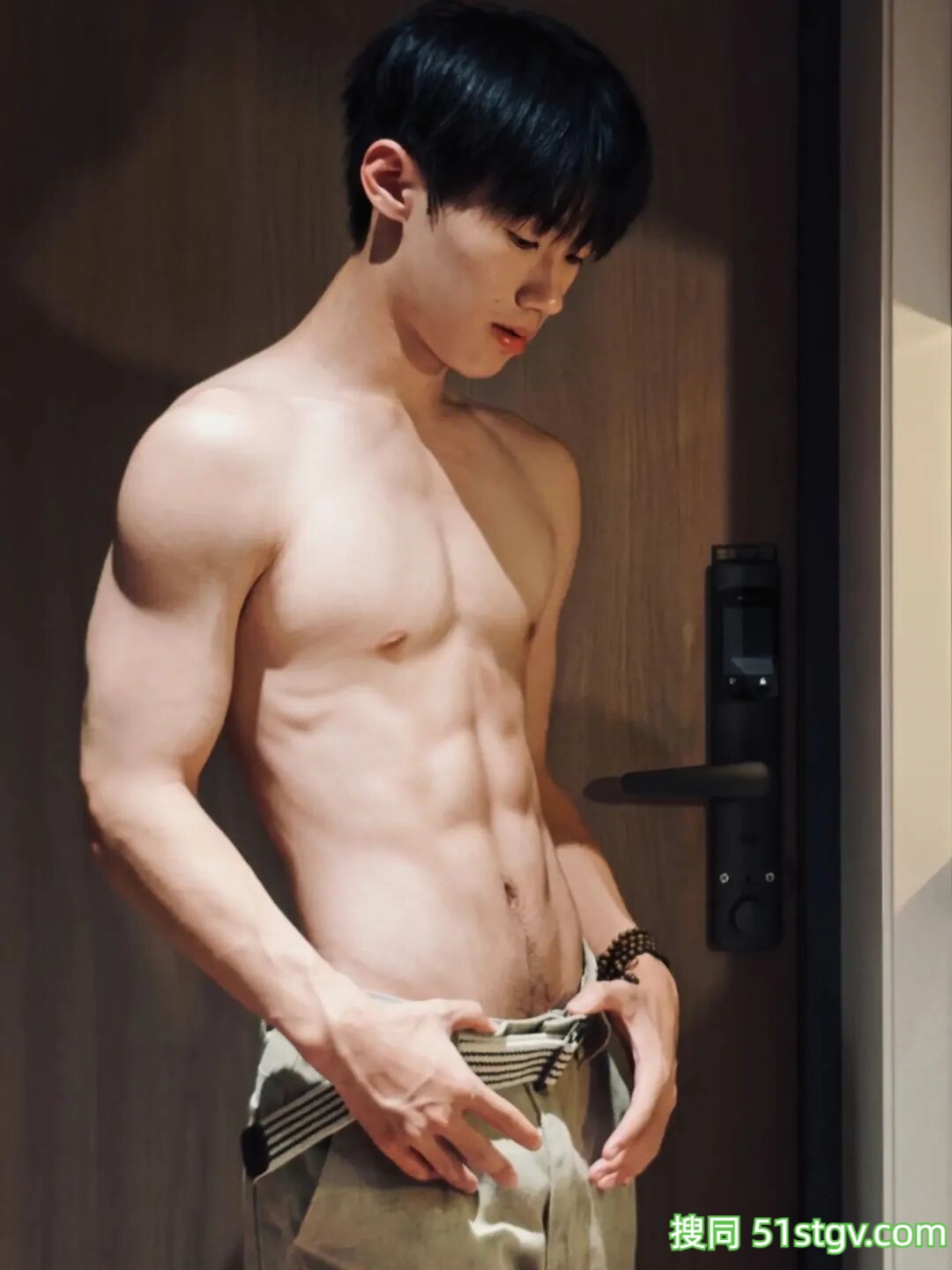 06男大学生，精瘦腹肌帅哥 - 51虹马