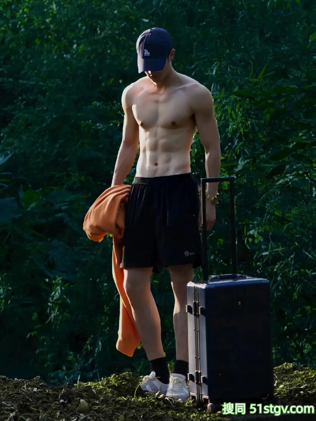 精瘦腹肌小哥哥，阳光帅气 - 51虹马