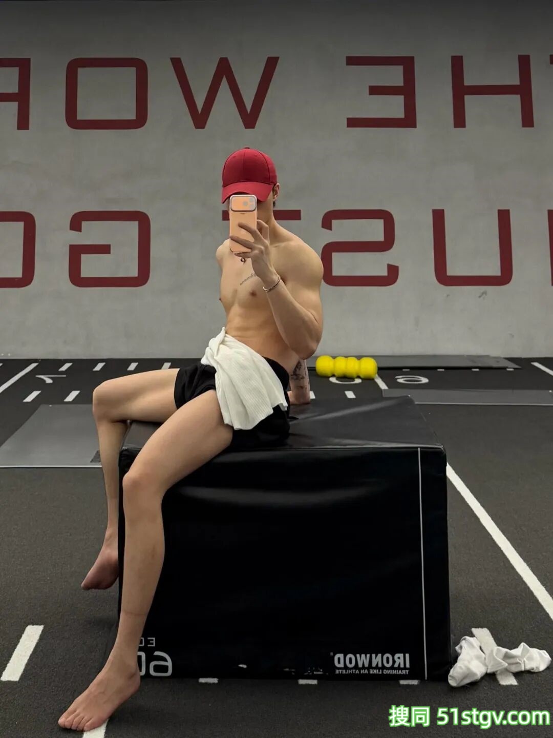 精瘦薄肌帅哥，又长又直的美腿 - 51虹马