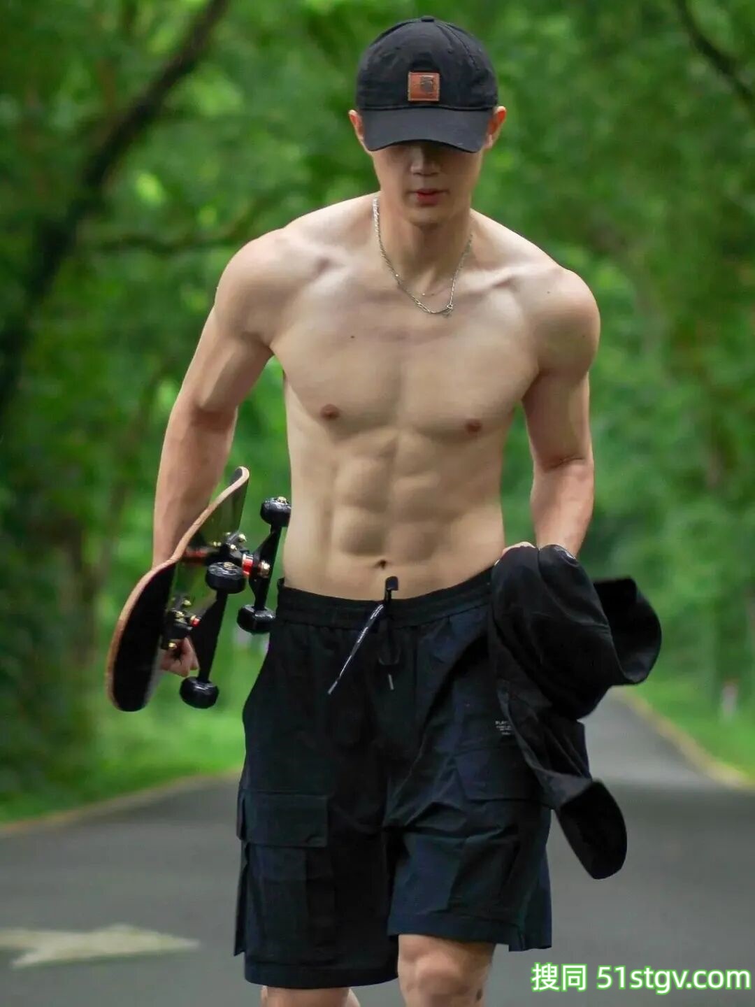 精瘦腹肌小哥哥，阳光帅气 - 51虹马