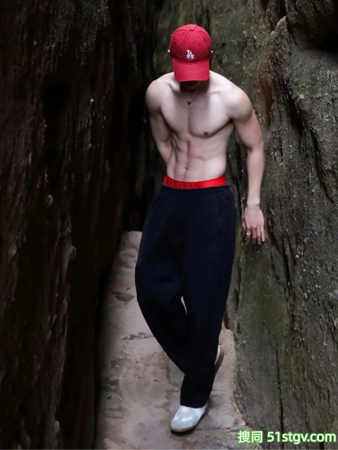 精瘦腹肌小哥哥，阳光帅气 - 51虹马