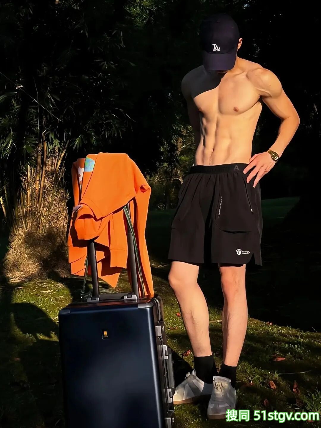 精瘦腹肌小哥哥，阳光帅气 - 51虹马