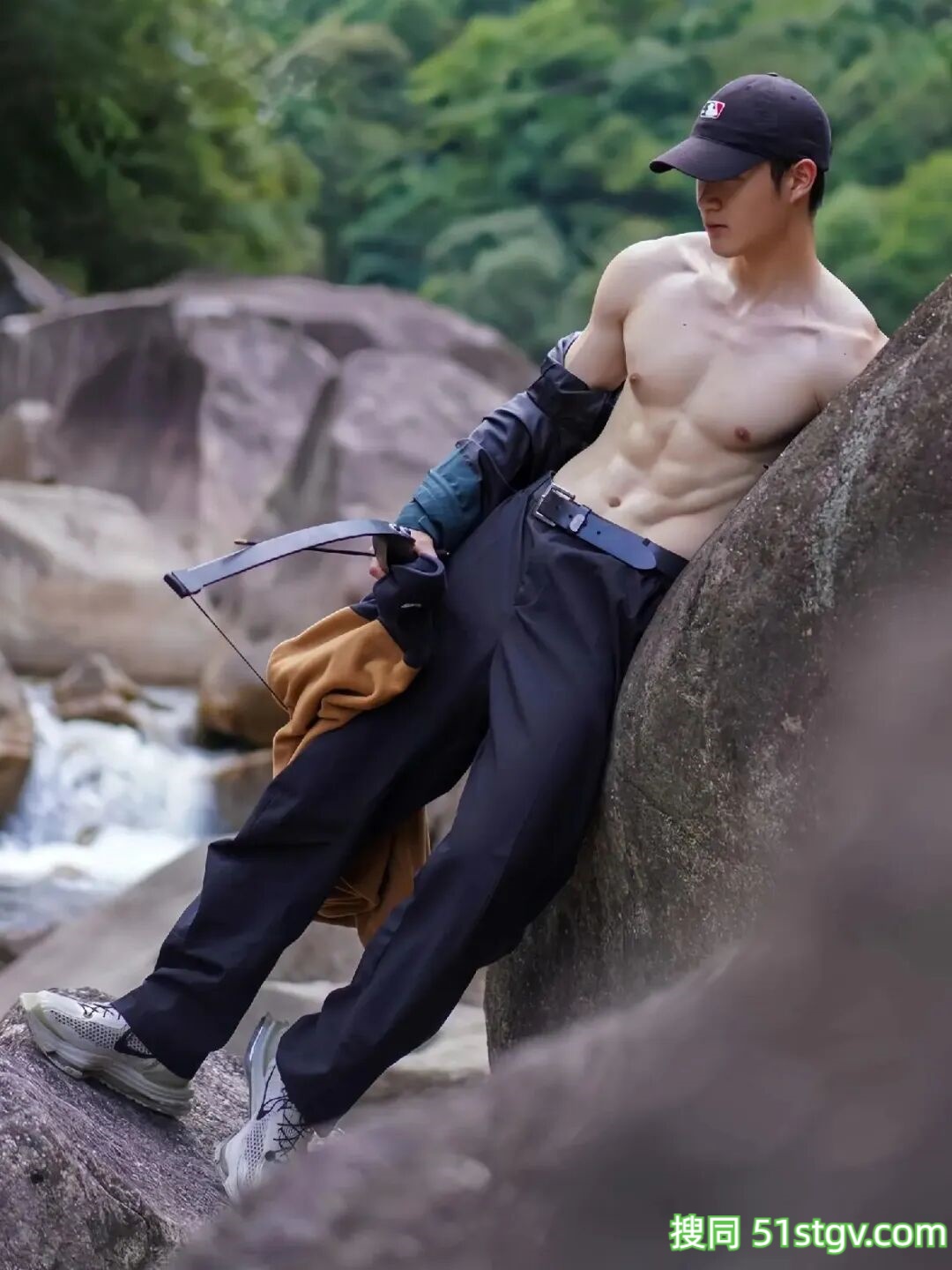 精瘦腹肌小哥哥，阳光帅气 - 51虹马