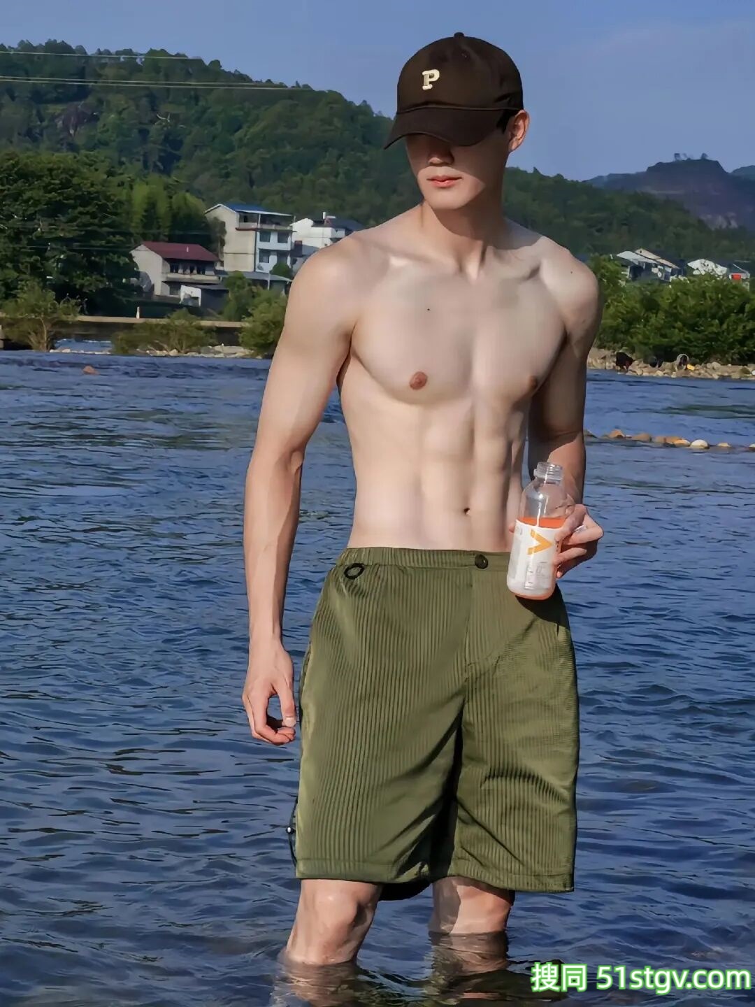 精瘦腹肌小哥哥，阳光帅气 - 51虹马