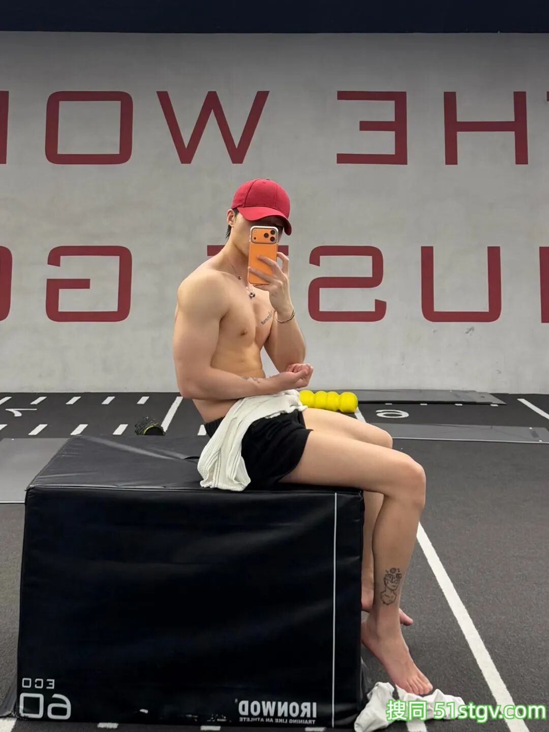 精瘦薄肌帅哥，又长又直的美腿 - 51虹马