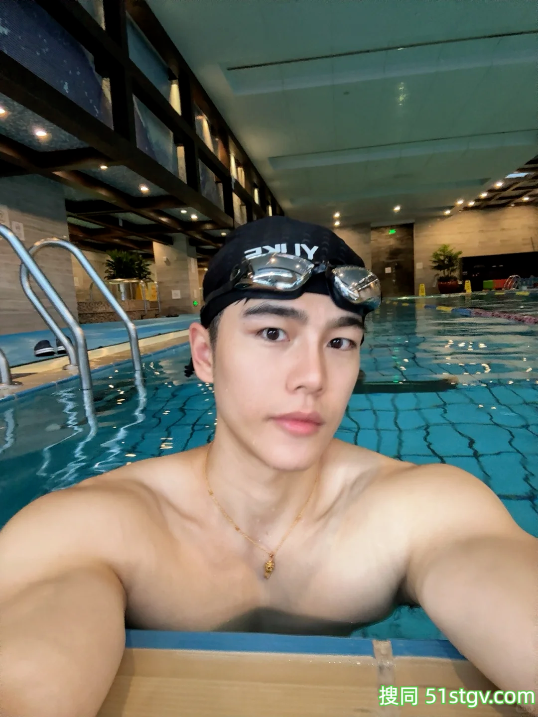 29岁浙江健身博主，奶乎白皮脸蛋，狼狗刚猛纯欲肌肉，这神仙身材直男都心动 - 51虹马