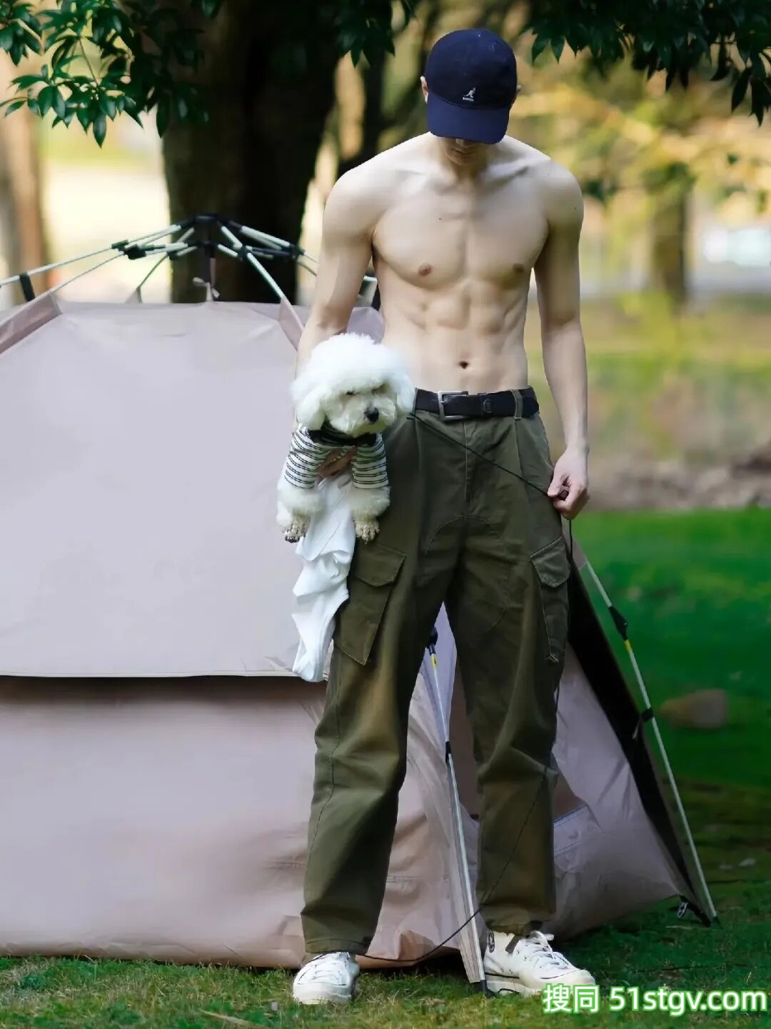 精瘦腹肌小哥哥，阳光帅气 - 51虹马