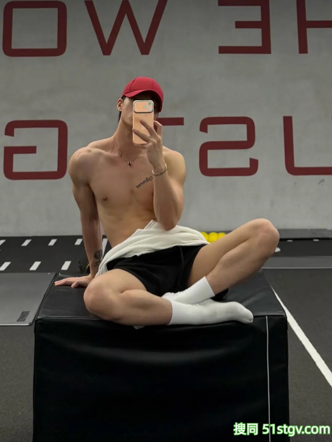 精瘦薄肌帅哥，又长又直的美腿 - 51虹马