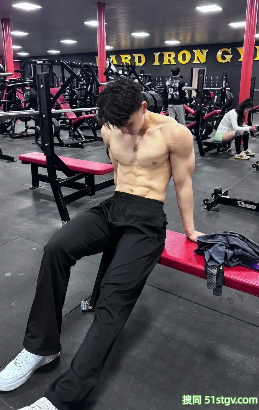 24岁爆炸头潮牌主理人，虎背蜂腰，一身拉丝肌肉刷爆朋友圈 - 51虹马