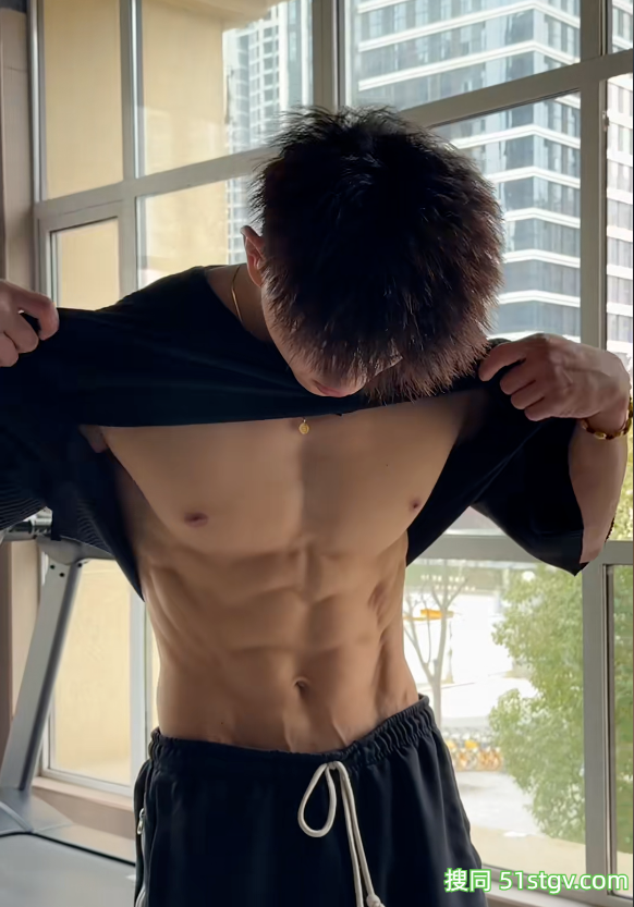 24岁爆炸头潮牌主理人，虎背蜂腰，一身拉丝肌肉刷爆朋友圈 - 51虹马