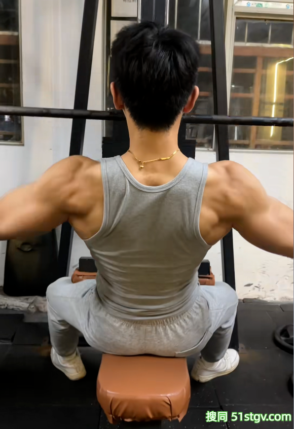 24岁爆炸头潮牌主理人，虎背蜂腰，一身拉丝肌肉刷爆朋友圈 - 51虹马