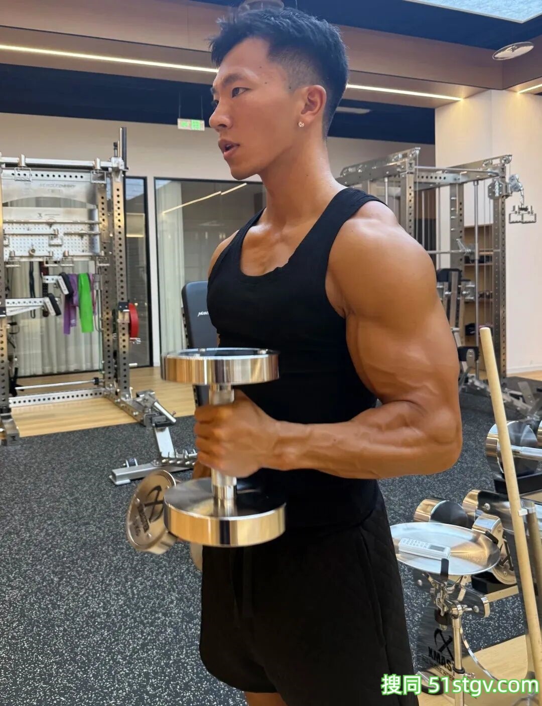 封神！浙江黑皮健身博主，肌肉cos破次元，帅到碾压AI，离谱 - 51虹马