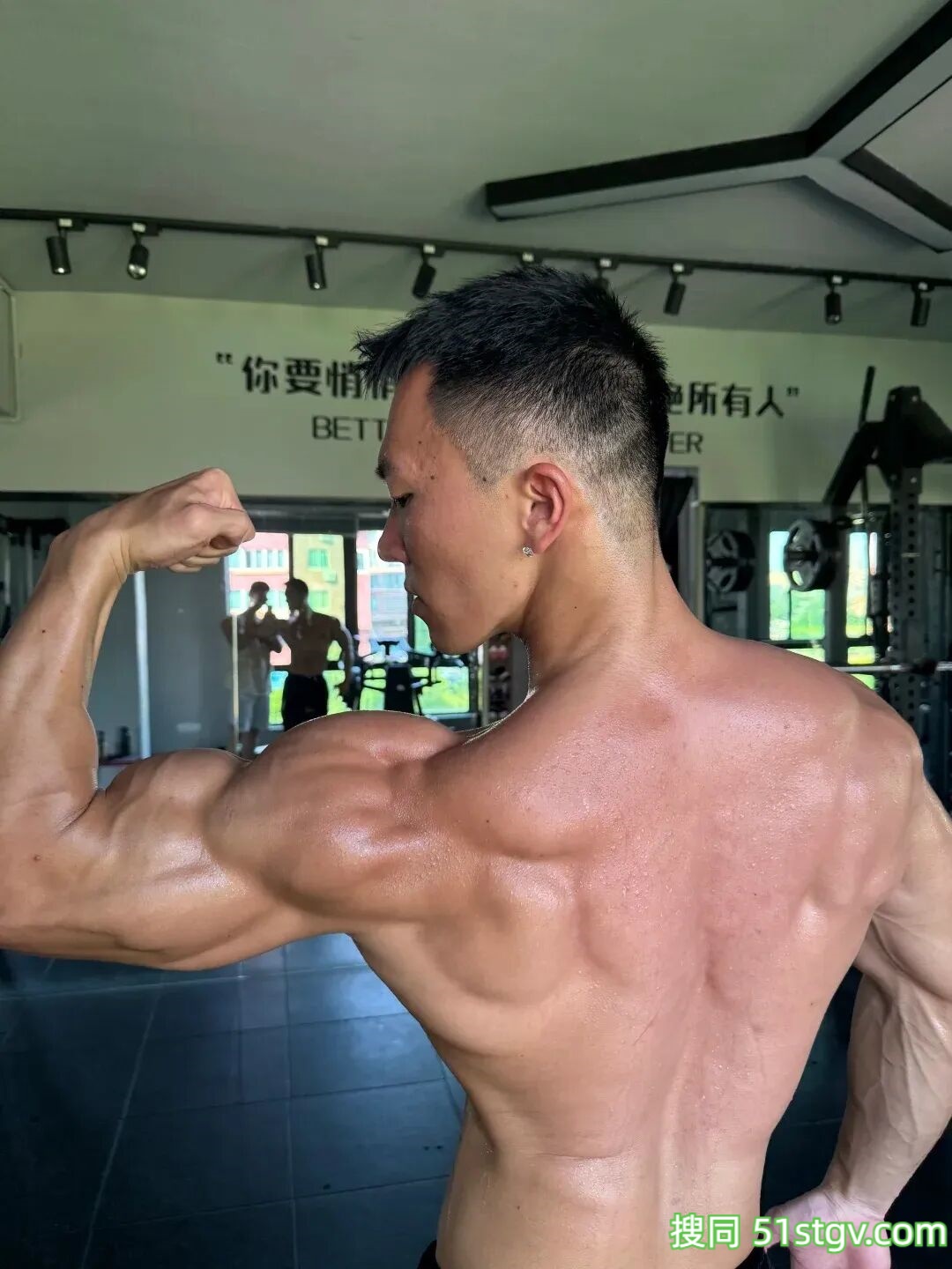封神！浙江黑皮健身博主，肌肉cos破次元，帅到碾压AI，离谱 - 51虹马