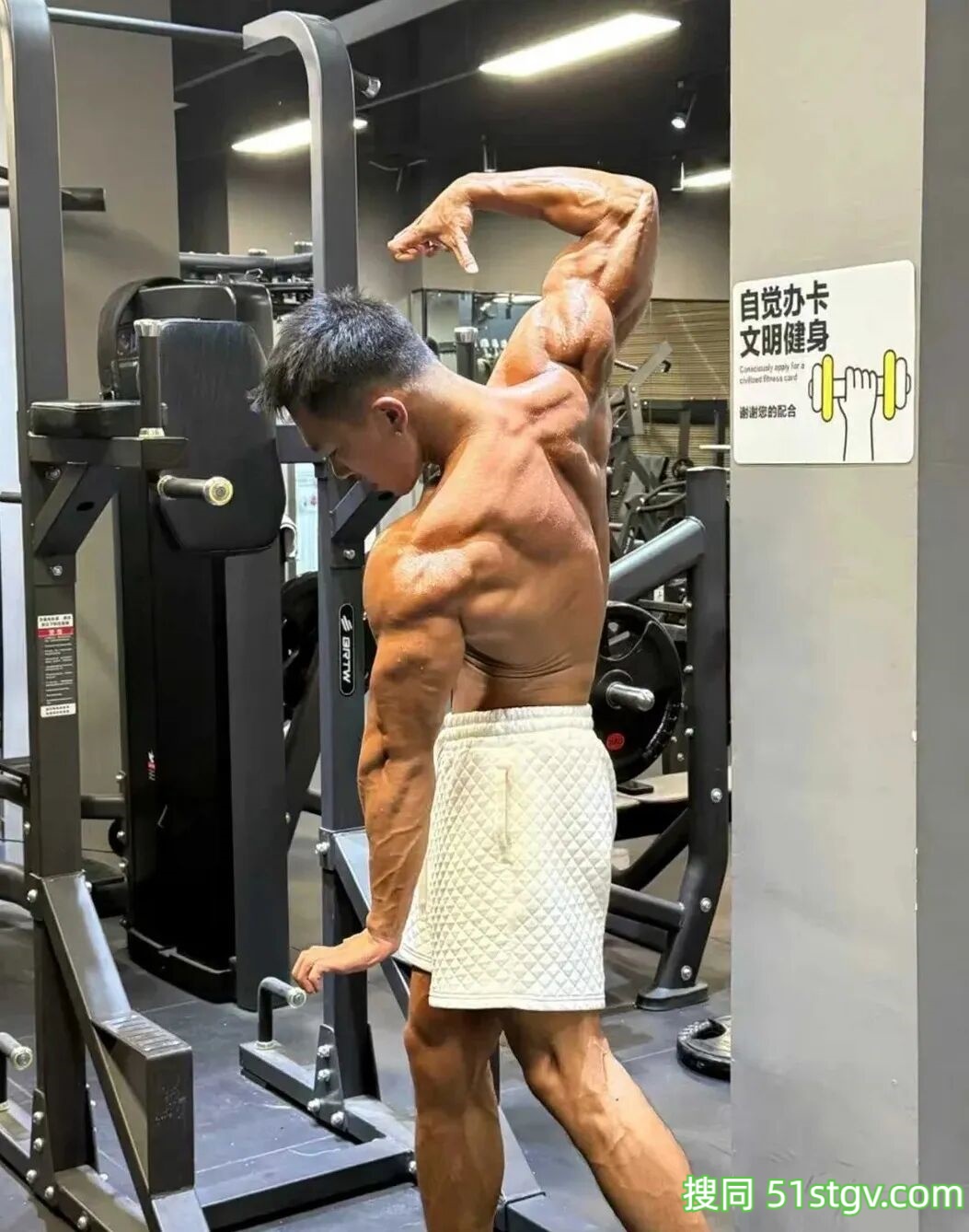 封神！浙江黑皮健身博主，肌肉cos破次元，帅到碾压AI，离谱 - 51虹马