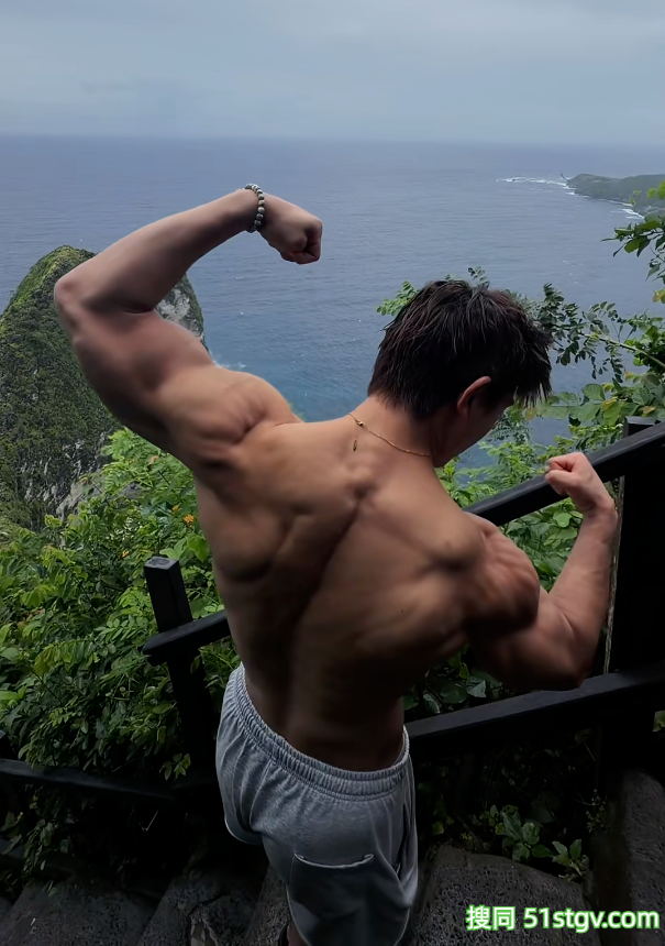 24岁爆炸头潮牌主理人，虎背蜂腰，一身拉丝肌肉刷爆朋友圈 - 51虹马