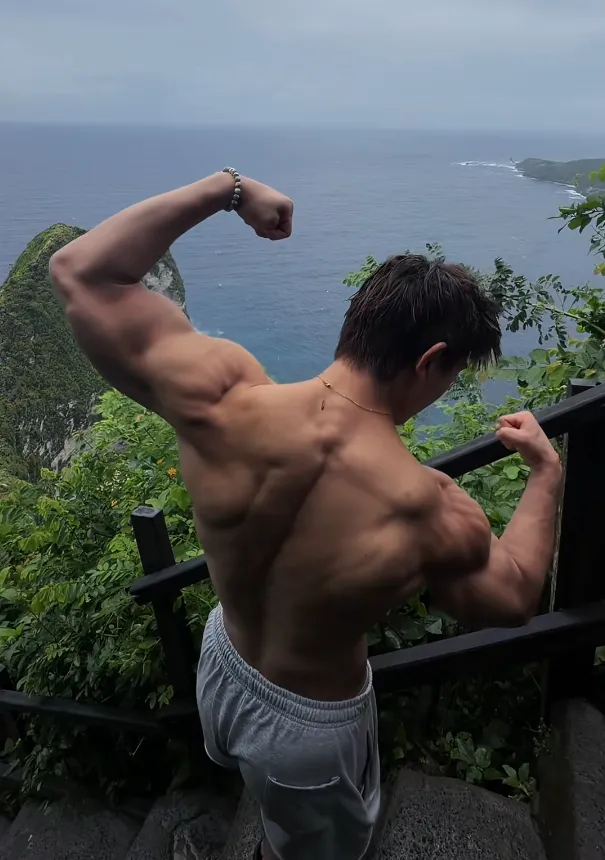 24岁爆炸头潮牌主理人，虎背蜂腰，一身拉丝肌肉刷爆朋友圈 - 51虹马