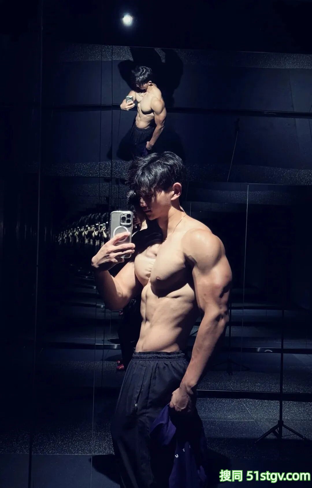 24岁爆炸头潮牌主理人，虎背蜂腰，一身拉丝肌肉刷爆朋友圈 - 51虹马