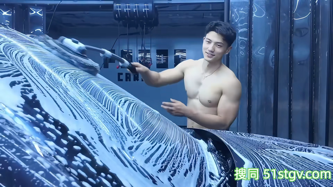 24岁爆炸头潮牌主理人，虎背蜂腰，一身拉丝肌肉刷爆朋友圈 - 51虹马