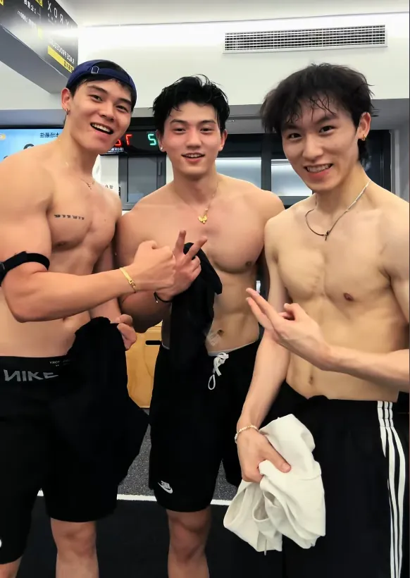 24岁爆炸头潮牌主理人，虎背蜂腰，一身拉丝肌肉刷爆朋友圈 - 51虹马