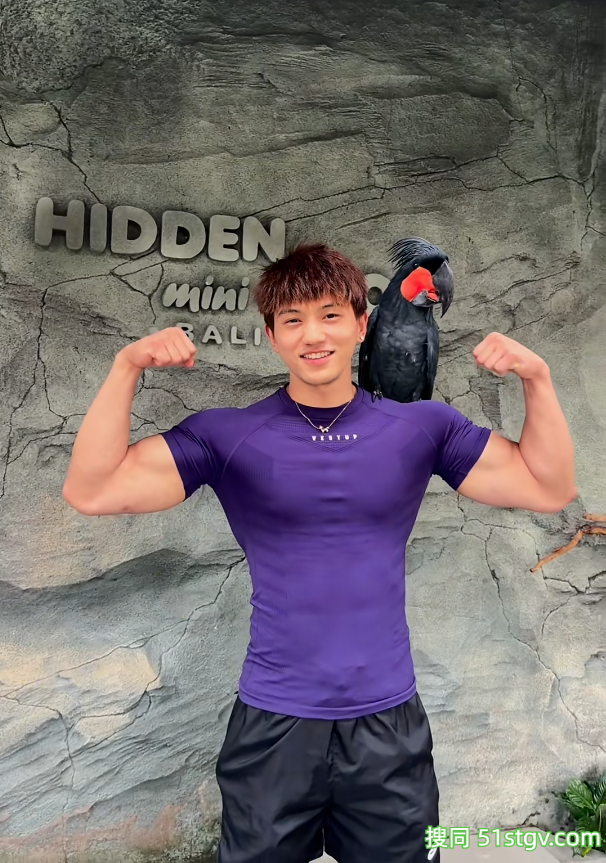 24岁爆炸头潮牌主理人，虎背蜂腰，一身拉丝肌肉刷爆朋友圈 - 51虹马