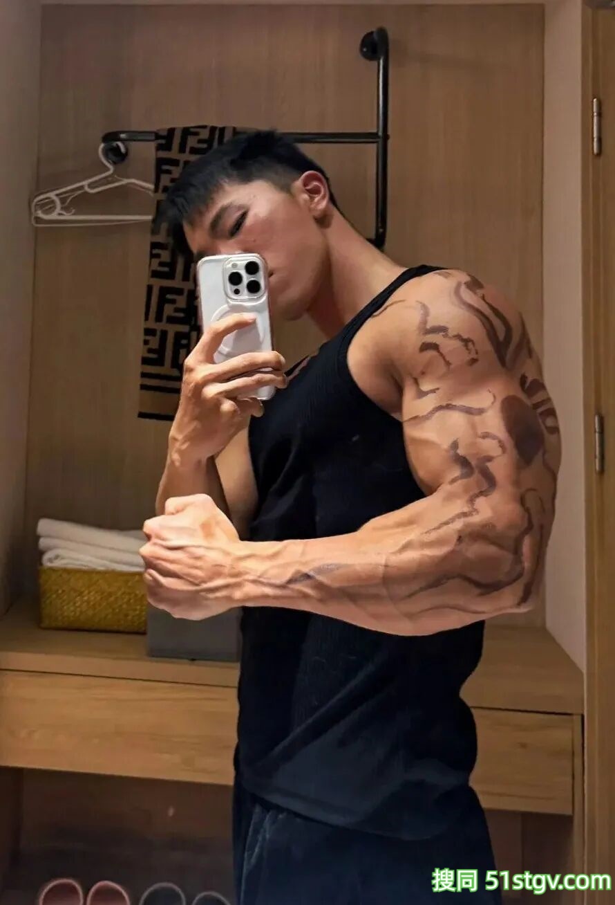 封神！浙江黑皮健身博主，肌肉cos破次元，帅到碾压AI，离谱 - 51虹马